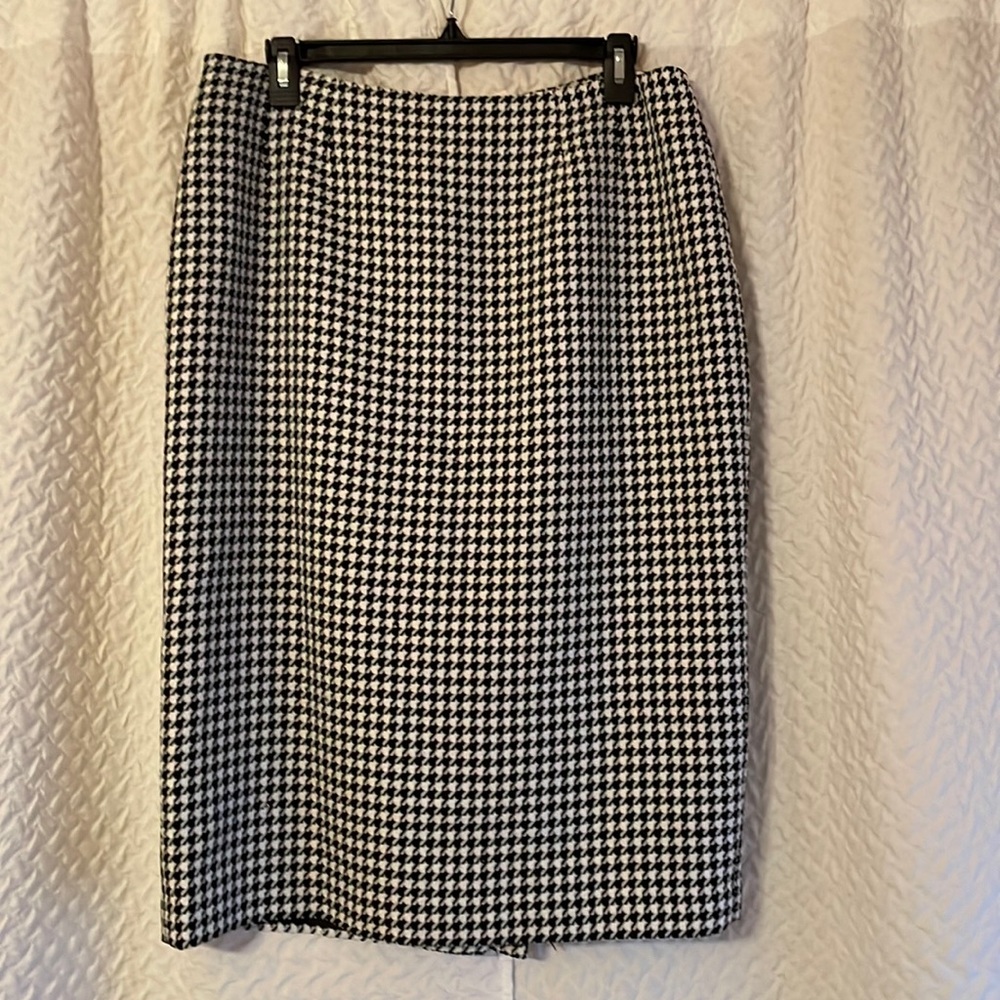 Black and white fitted herringbone skirt.  Size 10.  Lined.
